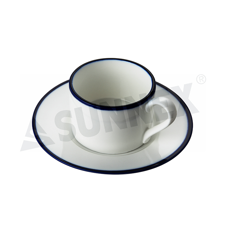 Taza de café de porcelana con borde azul