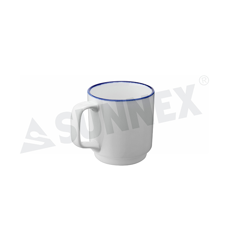 Taza de porcelana con borde azul